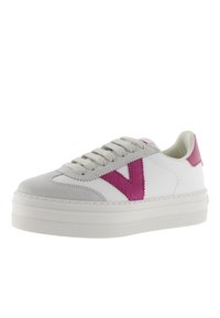 Sneaker bianca con dettagli rosa, dotata di un pannello in suede testurizzato e di un pronunciato logo a forma di 'V'. Suola spessa e design a punta rotonda.