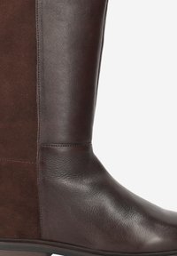 Bruine leren en suède kniehoge laars met een gladde textuur en een licht afgeronde neus, met een contrasterend paneel en een minimalistisch ontwerp.