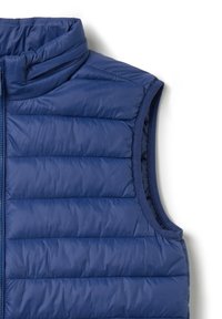 Gilet bleu rembourré avec un col haut, motif matelassé horizontal et sans manches. Tissu lisse avec une bordure intérieure contrastante.