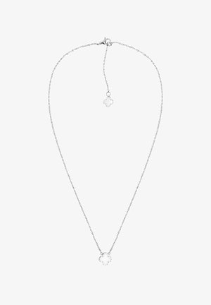 Collar de cadena de plata con un colgante de gema transparente en forma de flor y una cadena ajustable con un encanto pequeño a juego.