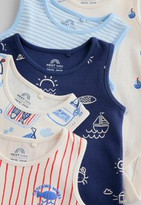 Vijf babyhemdjes met nautische en maritieme prints in blauw, wit en rood, met ontwerpen van vissen, boten en zon.
