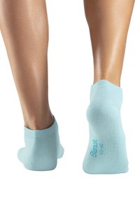 Helle blaue Knöchelsocken aus weichem Stoff. Mit einem gerippten Saum und einer auf der Sohle aufgedruckten Größenkennzeichnung, die nach außen zeigt.