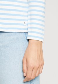 TOM TAILOR DENIM Pikkade varrukatega topp - mid blue white