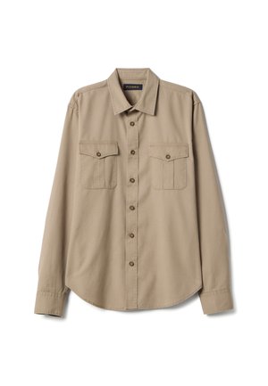 Beige langärmliges Hemd mit Knöpfen, spitzem Kragen und zwei verschließbaren Brusttaschen, flach auf weißem Hintergrund ausgelegt.