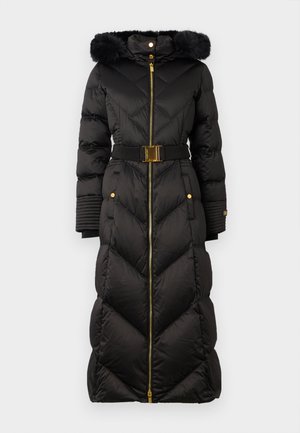 Casaco de inverno longo e preto, acolchoado, com fecho de correr e botões dourados, cintura com cinto, punhos canelados e capuz forrado com pele preta.