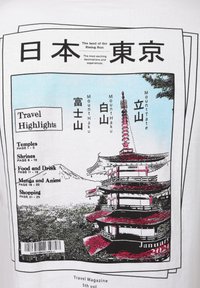 Couverture de magazine de voyage avec une pagode japonaise, le mont Fuji, des points forts du voyage et du texte sur les temples, sanctuaires, cuisine, anime et shopping à Tokyo.