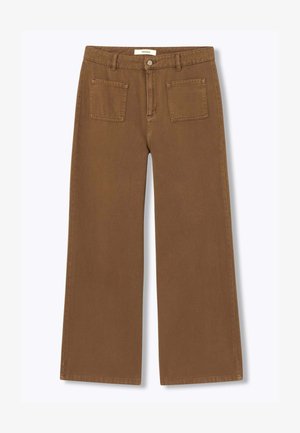 Pantalon marron à jambes larges avec poches plaquées à l'avant, passants de ceinture et fermeture par bouton, posé à plat sur un fond blanc.