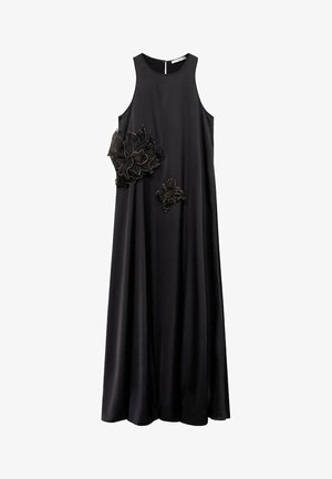 Robe sans manches noire avec un col rond, ornée d'accents floraux brodés dans des tons sombres sur le côté gauche. Texture de tissu lisse.