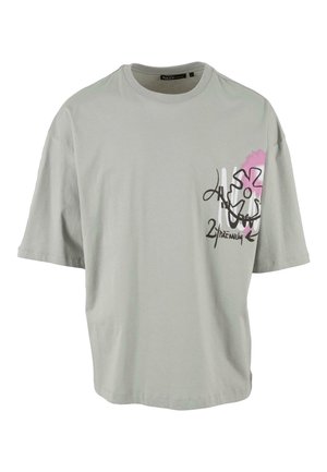 Camiseta de algodón gris claro con mangas cortas, que presenta un gráfico de flores rosa y texto negro impreso en el lado izquierdo del frente.