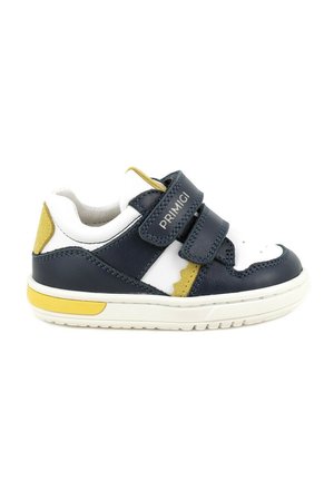 Scarpa da ginnastica per bambino blu navy, bianca e gialla con due strisce in Velcro e suola in gomma, lato con il nome del marchio "PRIMIGI".