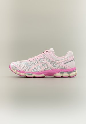 Ανοιχτό ροζ και ασημένιο παπούτσι για τρέξιμο με επάνω μέρος από δίχτυ, ενισχυμένη μεσαία σόλα και λεπτομερή εξωτερική σόλα, απεικονίζεται από το πλάι σε απλό φόντο.