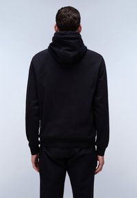 Sudadera con capucha negra de textura suave, con puños y dobladillo acanalados. El diseño incluye un bolsillo canguro y un corte relajado.