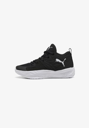 Sneaker Puma nera con logo bianco, tessuto strutturato, lacci e suola bianca spessa, mostrata di profilo su sfondo bianco.