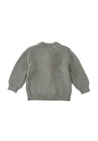 Suéter gris de punto con mangas largas, escote redondo y acabado texturizado. Presenta puños y dobladillo acanalados. Sin logotipos ni acentos prominentes.