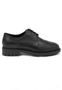 Scarpa da dress in pelle nera con dettagli brogue perforati, punta tondeggiante e una suola in gomma robusta con scanalature profonde per la trazione.