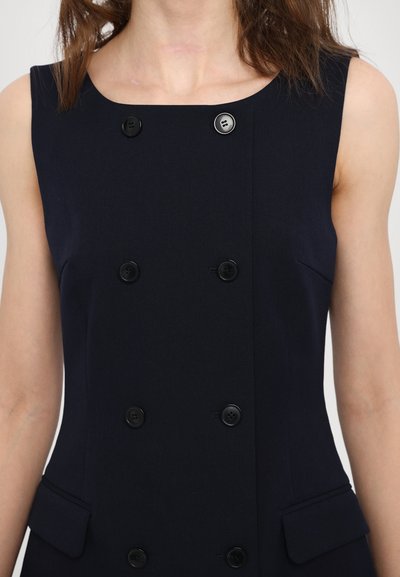 Rochie fără mâneci de culoare bleumarin, cu decolteu pătrat, închidere cu două rânduri de nasturi, șase nasturi negri și buzunare laterale. Textură a materialului neted.