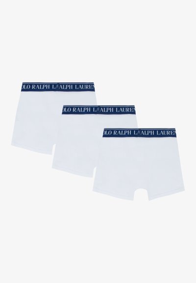 Meeste valged bokserid pakis kolme kaupa, millel on tumesinine elastne vöö, millel on tekst "POLO RALPH LAUREN", siledast kangast ja keskmise reie pikkusega.