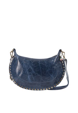 Blauwe leren schoudertas in halve maanvorm met gouden studs langs de rand en afneembare band met gouden gespen.