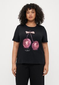 Svart t-skjorte med kort erm og løs passform, med en rosa kirsebærgrafikk og tekst i hvitt, laget av mykt bomullsmateriale.