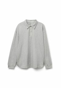 Lichtgrijze polo met lange mouwen en een kraag, voorzien van een knoopsluiting en decoratieve stiksels aan de voorkant. Basis textuur.