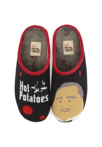 Des pantoufles noires avec des accents rouges arborent le texte "Chaud Patates !" et des graphiques d'une marionnette et d'un homme aux cheveux gris. Doublure intérieure douce.