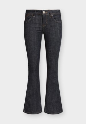 Tamsiai mėlyni plataus kirpimo džinsai su sagomis priekyje, diržo kilpomis ir priekinėmis kišenėmis, ant balto fono.