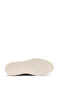 Schwarze Sneaker mit einer strukturierten Gummisohle. Die Sohle ist cremefarben und weist ein Fischgrätenmuster für besseren Halt auf.