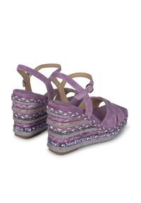 Paarse suède wedge sandalen met gevlochten details, gemusterde accenten en een achterkantband met een verstelbare gesp.