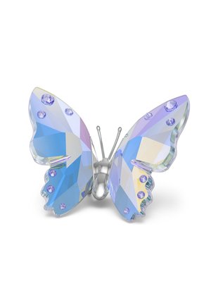 Kristalni okrasek metulja z fasetiranimi prosojnimi modrimi in vijoličnimi krili, okrašen z majhnimi vgrajenimi dragimi kamni, na belem ozadju.