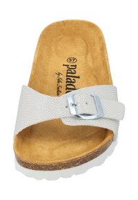 Weiße Rutsch-Sandale mit einem strukturierten Riemen, silberner Schnalle und einem Fußbett aus braunem, Kunstwildleder. Mit einer weißen EVA-Sohle mit einer leichten Wölbung.