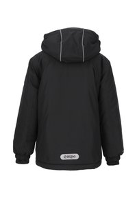 Schwarze isolierte Jacke mit Kapuze, elastischen Bündchen und reflektierenden Akzenten. Hat eine glatte Textur und ein Logo am unteren Saum.