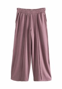 Pantalones de pierna ancha rosas con una cintura elástica, que cuentan con dos bolsillos laterales y una textura suave y lisa. El diseño de pliegues agrega detalles.