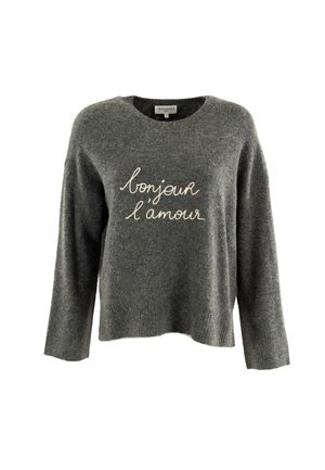 Maglione grigio in morbido tessuto, con scollo rotondo e maniche lunghe. Sul davanti ha un ricamo bianco che riporta la scritta "bonjour l'amour."