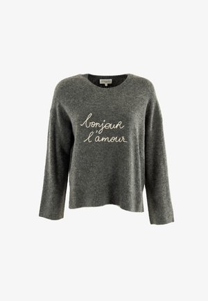 Suéter gris de tejido suave, con cuello redondo y mangas largas. En el frente tiene un bordado blanco que dice "bonjour l'amour."