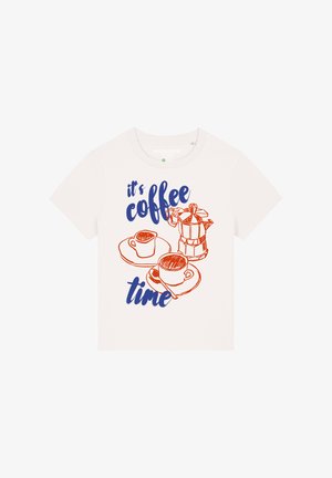 T-shirt en coton crème avec du texte imprimé bleu et orange "c'est l'heure du café" et un croquis d'une cafetière et de deux tasses. Manches courtes.