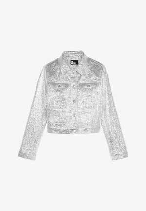 Giacca di jeans cropped argentata con texture metallica, tasche frontali, chiusura a bottoni e colletto. Presenta un'etichetta del marchio all'interno.