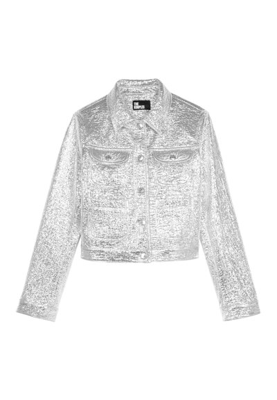 Srebrna krótkia kurtka jeansowa o metalicznym wykończeniu, z przednimi kieszeniami, zapięciem na guziki oraz kołnierzykiem. Posiada metkę marki wewnątrz.