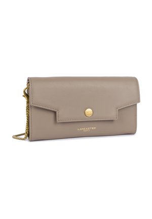Clutch in pelle beige con chiusura a scatto, tracolla in catena dorata e logo impresso. Texture liscia e design minimalista.
