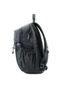 Mochila negra con correas acolchadas, múltiples compartimentos con cremallera, tela texturizada y un bolsillo de malla lateral para almacenamiento adicional.