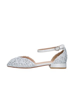 Scarpa bassa argento in tessuto strutturato, punta appuntita, cinturino alla caviglia con fibbia e tacco basso a blocco su sfondo bianco.