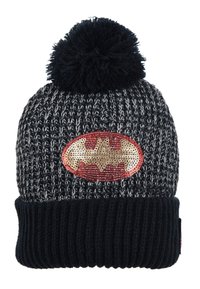 Gorro de punto negro y gris con pompón en la parte superior, que presenta un parche del logo de Batman en oro y rojo sobre un fondo ovalado. Puño acanalado texturizado.