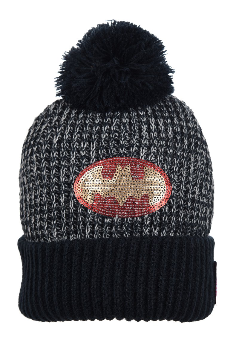 Gorro de punto negro y gris con pompón en la parte superior, que presenta un parche del logo de Batman en oro y rojo sobre un fondo ovalado. Puño acanalado texturizado.