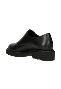 Černá kožená bota s nízkým střihem, silnou gumovou podrážkou, hladkým povrchem a minimálními švy. Boční pohled ukazuje elegantní profil.