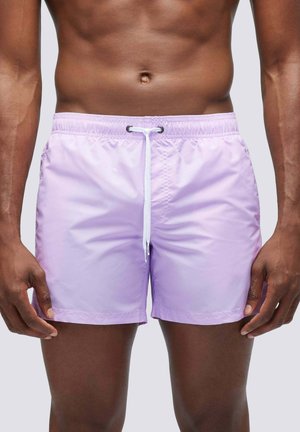 Pantaloni da bagno lilla realizzati in materiale leggero, dotati di una vita elasticizzata con cordino bianco e tasche laterali.