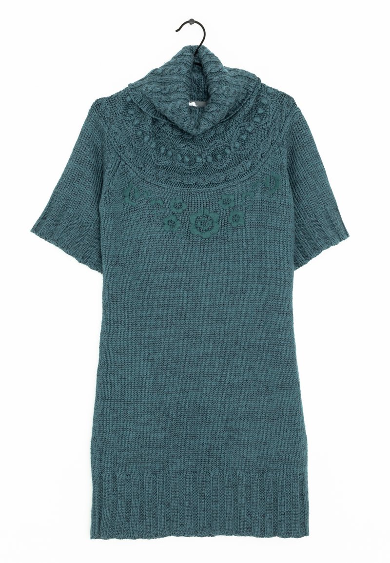 Türkiz örgü kazak elbisesi, kapüşonlu yaka, kısa kollar ve yakada ile etek ucunda dokulu çiçek deseni ile. Ribanalı alt kenar.