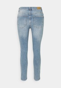 Kapea farkut vaaleansinisestä denimistä, keskikorkealla vyötäröllä, kahdella takataskulla ja sileällä pinnalla. Minimalistinen muotoilu ilman koristeluja.