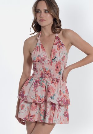 Abito halter floreale rosa con corpino arricciato e gonna a strati con volants. Presenta motivi floreali vivaci e un design aderente nella parte superiore.