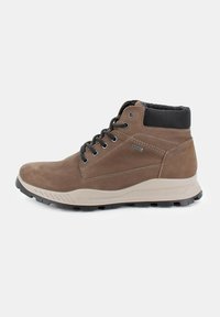 Botas de cuero marrón hasta el tobillo con un cuello negro texturizado, que presentan cordones, una plantilla acolchada y una suela de goma negra resistente.