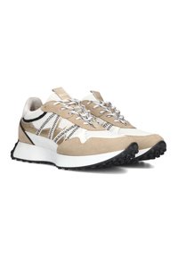 Beige en witte sneakers met een mix van suede en mesh, met zwarte accenten, gestructureerde veters en een stevige witte zool.