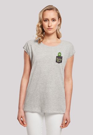 Sivý bavlnený tričko s krátkymi rolovanými rukávmi, s dizajnom vrecka a grafickým motívom zelenej uhorkovej vložky a textom "Pickle Rick".